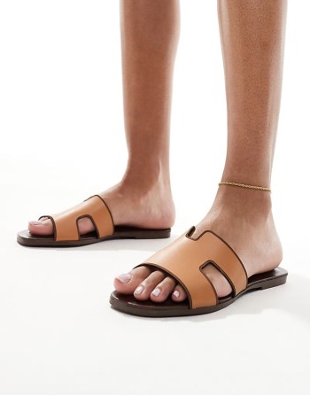 Tandra flat sandals in tan leather