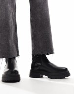 ‌Stylish ankle boots with croc detail in black