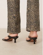 Hawaii toe thong kitten heeled sandals in black